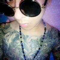 手里拿花男生头像图片_WWW.WHOISQQ.COM