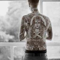 欧美风纹身男生头像图片_WWW.WHOISQQ.COM