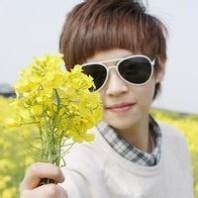 手里拿花男生头像图片_WWW.WHOISQQ.COM