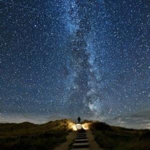 背景星空的头像图片男生_WWW.WHOISQQ.COM