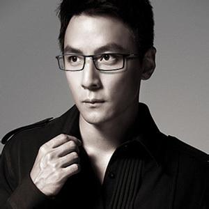近视眼镜男生头像图片_WWW.WHOISQQ.COM