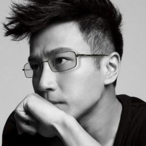 近视眼镜男生头像图片_WWW.WHOISQQ.COM