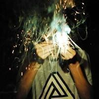烟花下男生头像图片_WWW.WHOISQQ.COM