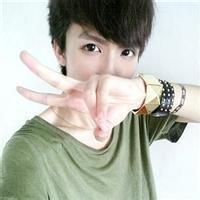 qq头像图片 剪刀手男生_WWW.WHOISQQ.COM
