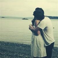 女生抱着男生头像图片_WWW.WHOISQQ.COM