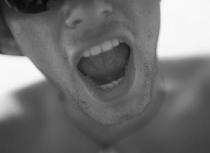 男生咬嘴唇特写头像图片_WWW.WHOISQQ.COM