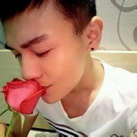 男生头像图片单膝跪地捧花_WWW.WHOISQQ.COM