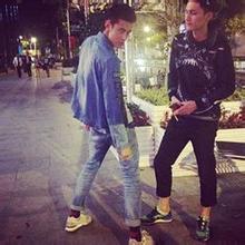 男生头像图片单膝跪地捧花_WWW.WHOISQQ.COM
