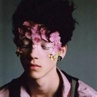 闭眼男生头像图片_WWW.WHOISQQ.COM