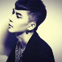 向左看的头像图片男生_WWW.WHOISQQ.COM