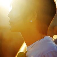 关于伤心的男生头像图片_WWW.WHOISQQ.COM