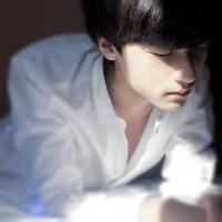 关于伤心的男生头像图片_WWW.WHOISQQ.COM