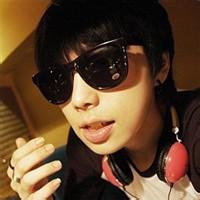qq头像图片男生成熟带墨镜_WWW.WHOISQQ.COM