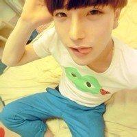 qq头像图片男生坐在地上_WWW.WHOISQQ.COM