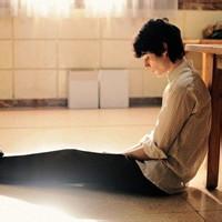 qq头像图片男生坐在地上_WWW.WHOISQQ.COM
