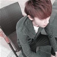 qq头像图片男生坐在地上_WWW.WHOISQQ.COM
