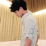 男生仰头向阳的头像图片_WWW.WHOISQQ.COM