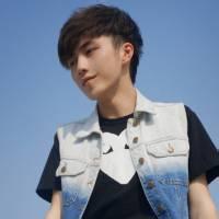 男生仰头向阳的头像图片_WWW.WHOISQQ.COM