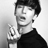男生仰头向阳的头像图片_WWW.WHOISQQ.COM