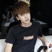 男生仰头向阳的头像图片_WWW.WHOISQQ.COM