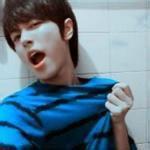 男生仰头向阳的头像图片_WWW.WHOISQQ.COM