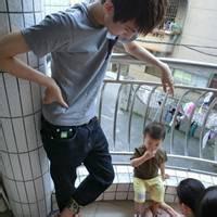 抱着小孩的男生头像图片_WWW.WHOISQQ.COM