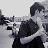带眼睛男生侧脸头像图片_WWW.WHOISQQ.COM