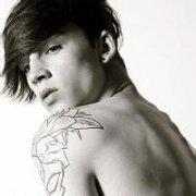 qq斜身男生头像图片_WWW.WHOISQQ.COM