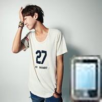 男生拿着iphone的头像图片_WWW.WHOISQQ.COM