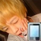 男生拿着iphone的头像图片_WWW.WHOISQQ.COM