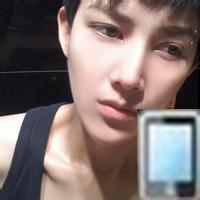 男生拿着iphone的头像图片_WWW.WHOISQQ.COM