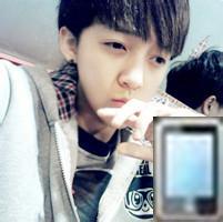 男生拿着iphone的头像图片_WWW.WHOISQQ.COM