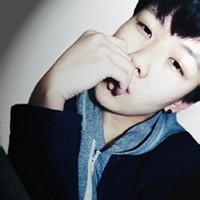 qq男生头像图片一只手遮脸_WWW.WHOISQQ.COM