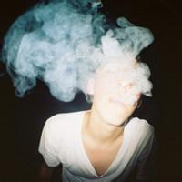 男生头像图片叼烟带眼镜_WWW.WHOISQQ.COM
