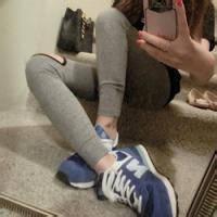 男生盘腿背影头像图片_WWW.WHOISQQ.COM