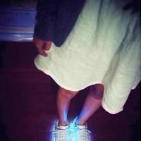 穿着发光鞋男生的头像图片_WWW.WHOISQQ.COM