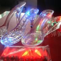 穿着发光鞋男生的头像图片_WWW.WHOISQQ.COM