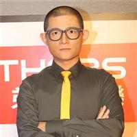 光头成熟男生个性头像图片_WWW.WHOISQQ.COM