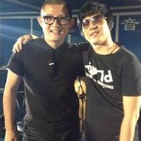 光头成熟男生个性头像图片_WWW.WHOISQQ.COM