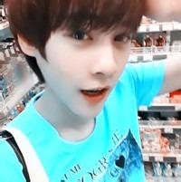 男生穿花外套头像图片_WWW.WHOISQQ.COM