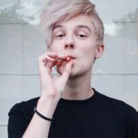 男生穿花外套头像图片_WWW.WHOISQQ.COM