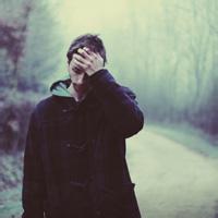 外国悲伤男生头像图片_WWW.WHOISQQ.COM