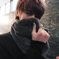 男生低头浅笑头像图片_WWW.WHOISQQ.COM