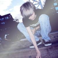 男生低头浅笑头像图片_WWW.WHOISQQ.COM
