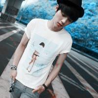 男生低头浅笑头像图片_WWW.WHOISQQ.COM