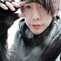 男生低头浅笑头像图片_WWW.WHOISQQ.COM