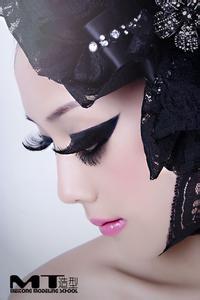 qq头像图片男生带黑眼睛_WWW.WHOISQQ.COM
