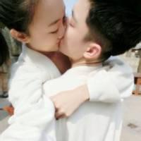 女生吻男生头像图片_WWW.WHOISQQ.COM