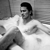 头发凌乱男生气质头像图片_WWW.WHOISQQ.COM