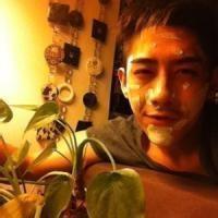 男生暖色调头像图片_WWW.WHOISQQ.COM